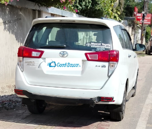 TOYOTA INNOVA CRYSTA