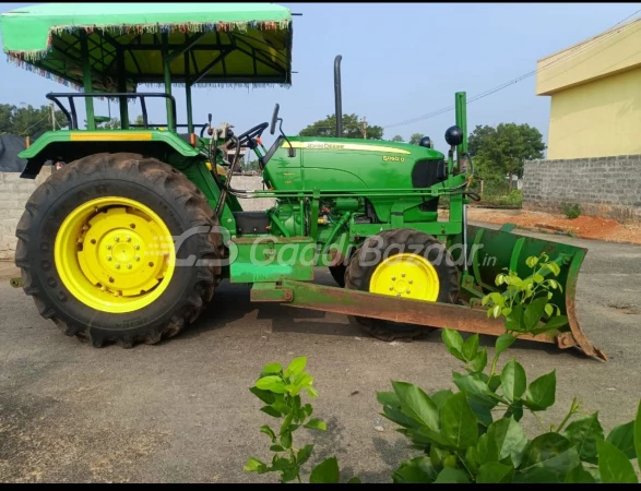 John Deere 5050 D