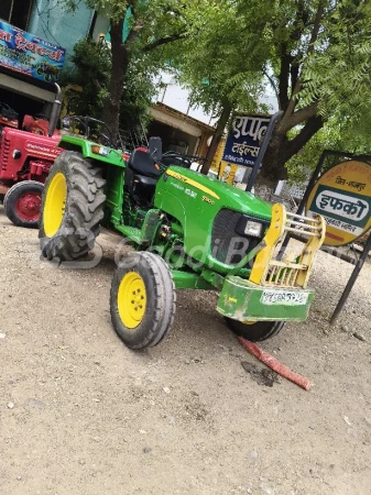 John Deere 5050 D
