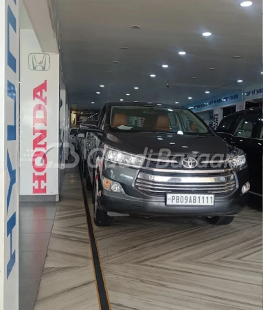 TOYOTA INNOVA CRYSTA