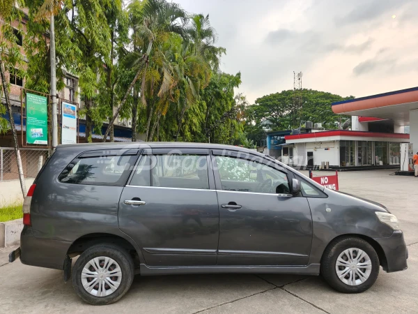 TOYOTA INNOVA