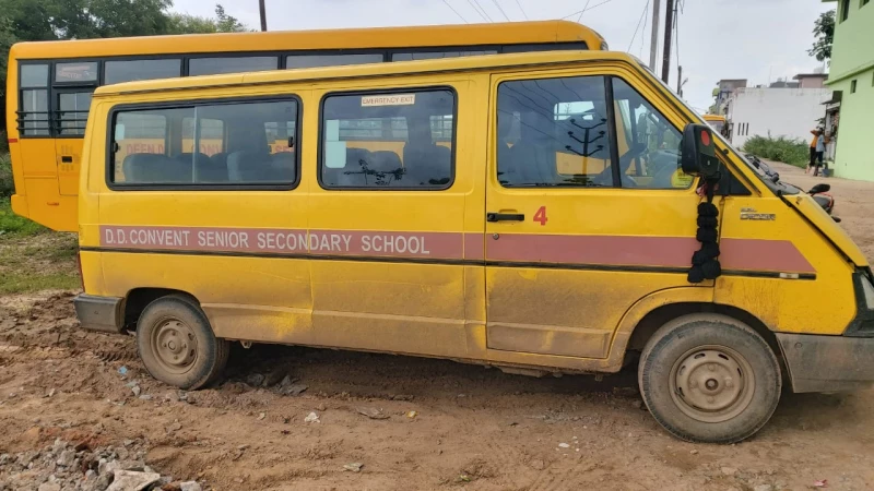 Olx tata best sale winger school van